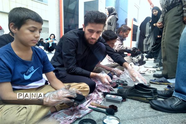 خدمت‌رسانی موکب داران و عاشقان حسینی به زائران امام رضا (ع) در عرصه میدان شهدا