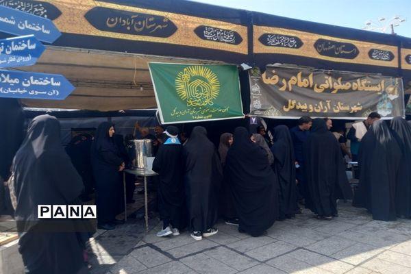 خدمت‌رسانی موکب داران و عاشقان حسینی به زائران امام رضا (ع) در عرصه میدان شهدا