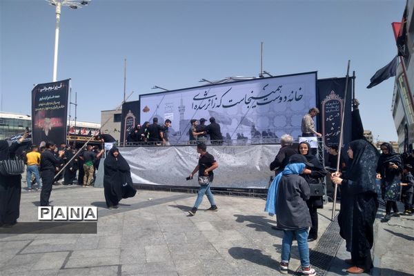 خدمت‌رسانی موکب داران و عاشقان حسینی به زائران امام رضا (ع) در عرصه میدان شهدا