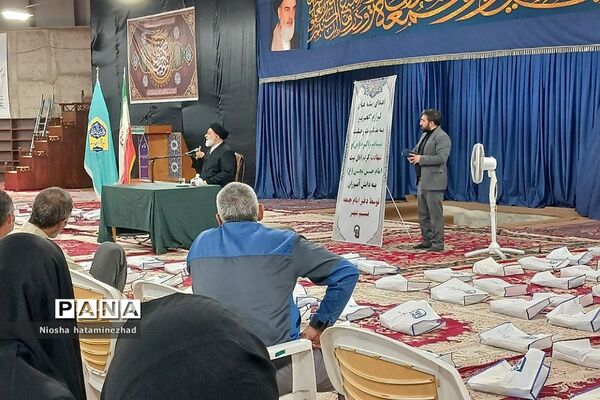 اهدای لوازم التحریر در آستانه سال تحصیلی جدید به دانش‌آموزان کم‌بضاعت در بهارستان 2