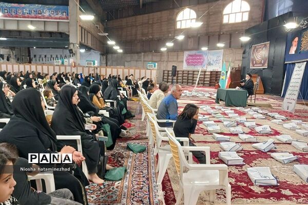 اهدای لوازم التحریر در آستانه سال تحصیلی جدید به دانش‌آموزان کم‌بضاعت در بهارستان 2