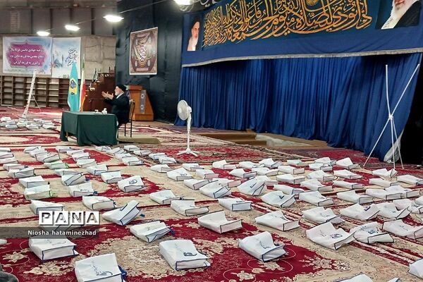 اهدای لوازم التحریر در آستانه سال تحصیلی جدید به دانش‌آموزان کم‌بضاعت در بهارستان 2