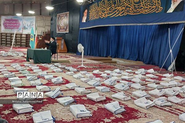 اهدای لوازم التحریر در آستانه سال تحصیلی جدید به دانش‌آموزان کم‌بضاعت در بهارستان 2