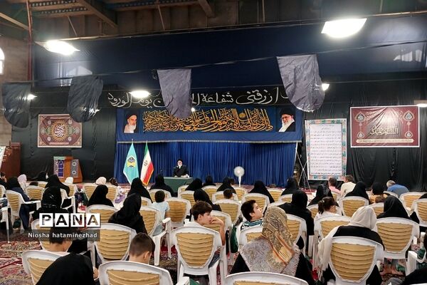 اهدای لوازم التحریر در آستانه سال تحصیلی جدید به دانش‌آموزان کم‌بضاعت در بهارستان 2