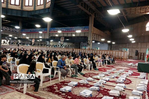 اهدای لوازم التحریر در آستانه سال تحصیلی جدید به دانش‌آموزان کم‌بضاعت در بهارستان 2
