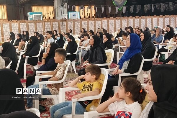 اهدای لوازم التحریر در آستانه سال تحصیلی جدید به دانش‌آموزان کم‌بضاعت در بهارستان 2