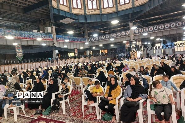 اهدای لوازم التحریر در آستانه سال تحصیلی جدید به دانش‌آموزان کم‌بضاعت در بهارستان 2