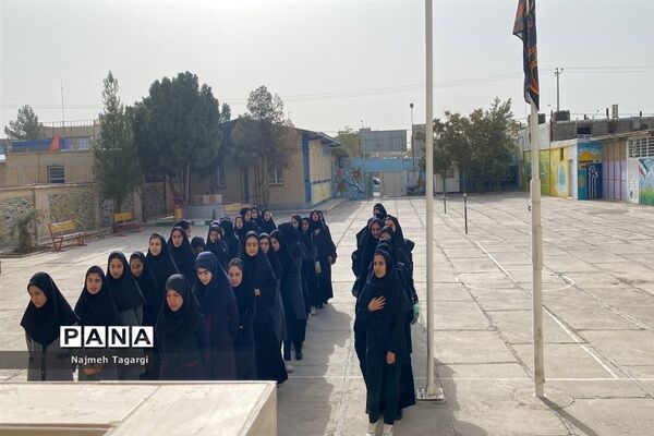 مانور شروع مدرسه در سال تحصیلی جدید برای دانش‌آموزان جدیدالورود در دبیرستان نمونه دولتی آمنه ( س)