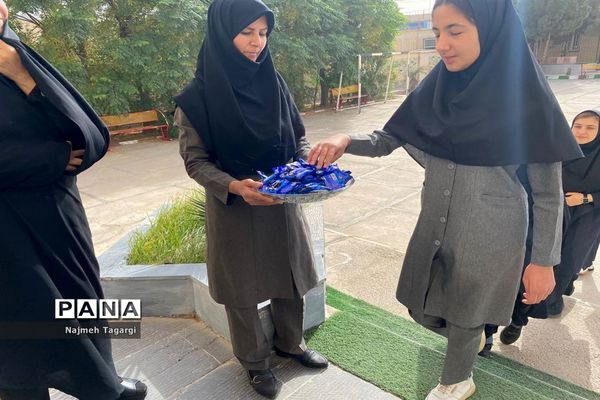 مانور شروع مدرسه در سال تحصیلی جدید برای دانش‌آموزان جدیدالورود در دبیرستان نمونه دولتی آمنه ( س)