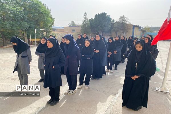 مانور شروع مدرسه در سال تحصیلی جدید برای دانش‌آموزان جدیدالورود در دبیرستان نمونه دولتی آمنه ( س)