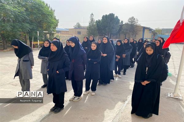 مانور شروع مدرسه در سال تحصیلی جدید برای دانش‌آموزان جدیدالورود در دبیرستان نمونه دولتی آمنه ( س)