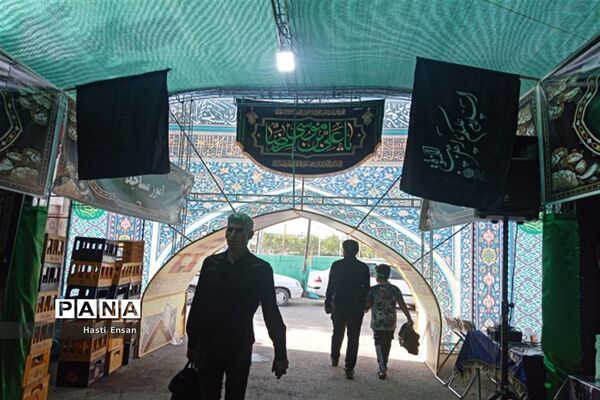 میزبانی خادمان مشهدی از زائران حضرت ثامن الحجج