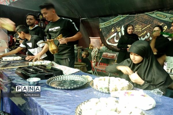 میزبانی خادمان مشهدی از زائران حضرت ثامن الحجج