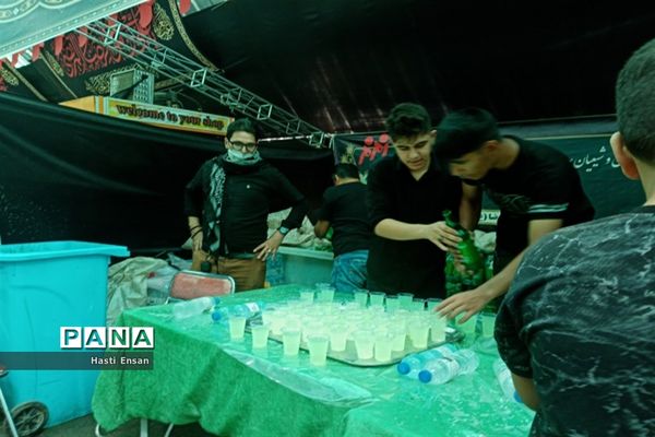 میزبانی خادمان مشهدی از زائران حضرت ثامن الحجج