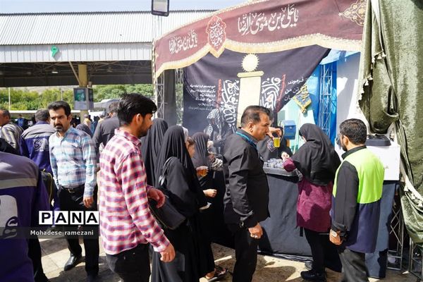 خدمت‌رسانی زائران پیاده‌رضوی در پایانه مسافر بری امام رضا (ع)