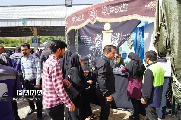 خدمت‌رسانی زائران پیاده‌رضوی در پایانه مسافر بری امام رضا (ع)