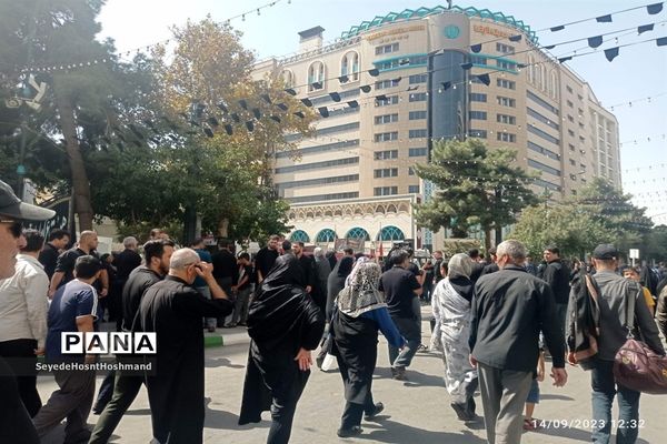 حضور پرشور محبان اهل بیت در مشهد مقدس و برپایی موکب‌های پذیرایی از زائران