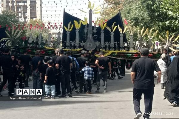 حضور پرشور محبان اهل بیت در مشهد مقدس و برپایی موکب‌های پذیرایی از زائران