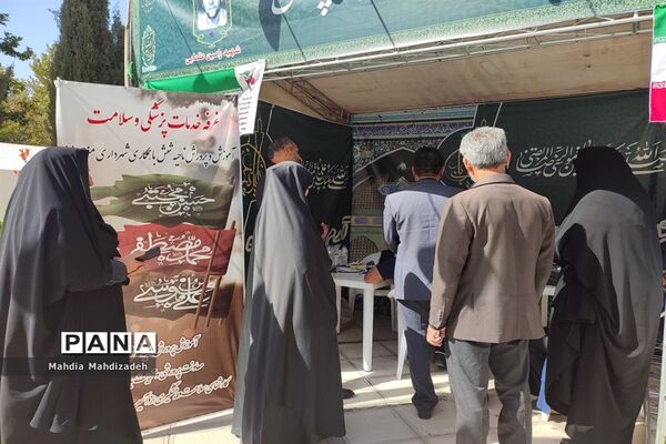بازدید رئیس آموزش و پرورش ناحیه ۶ از غرفه‌های خدمت‌رسانی به زائران حرم مطهر رضوی