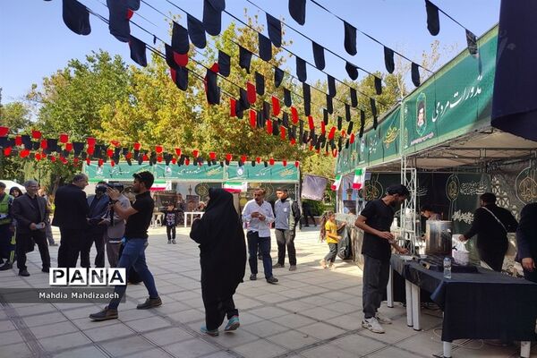 بازدید رئیس آموزش و پرورش ناحیه ۶ از غرفه‌های خدمت‌رسانی به زائران حرم مطهر رضوی