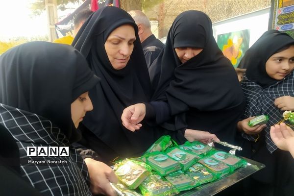 برپایی طرح گام‌های عاشقی در دبستان خدیجه مصلی نژاد منطقه تبادکان