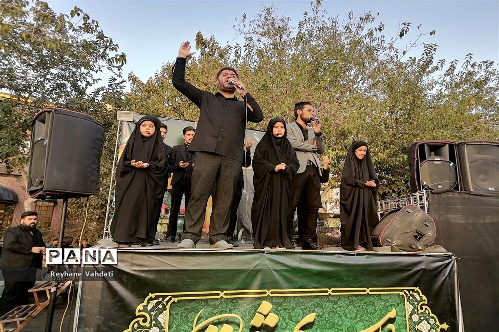 اجتماع مردم عزادار از زائر و مجاور در آخرین روز از ماه صفر به مناسبت شهادت امام رضا(ع) در مشهد مقدس