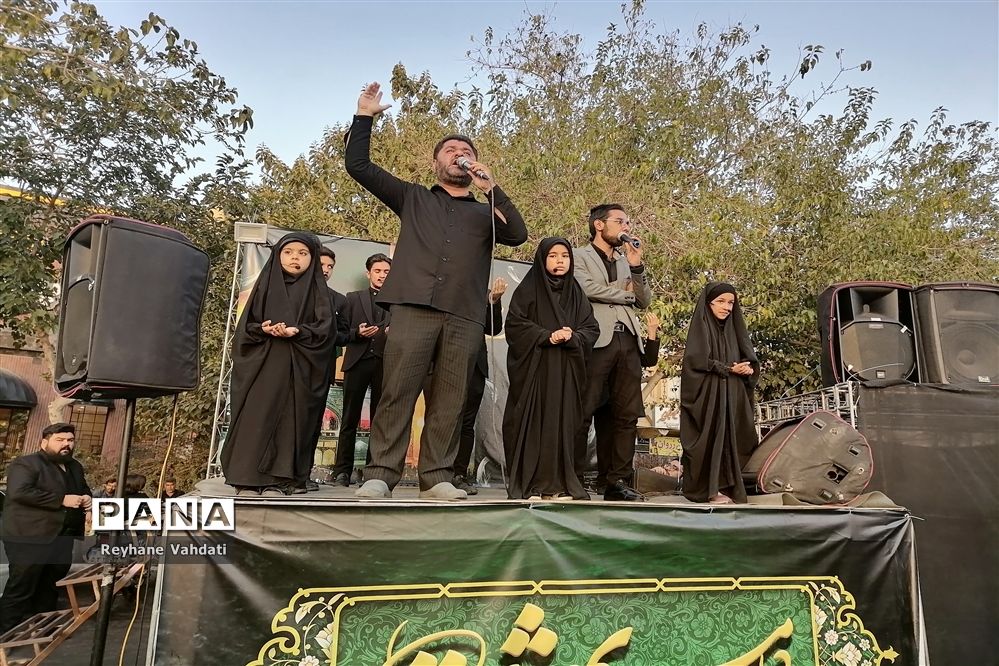 اجتماع مردم عزادار از زائر و مجاور در آخرین روز از ماه صفر به مناسبت شهادت امام رضا(ع) در مشهد مقدس