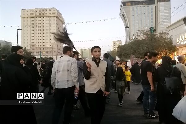 اجتماع مردم عزادار از زائر و مجاور در آخرین روز از ماه صفر به مناسبت شهادت امام رضا(ع) در مشهد مقدس