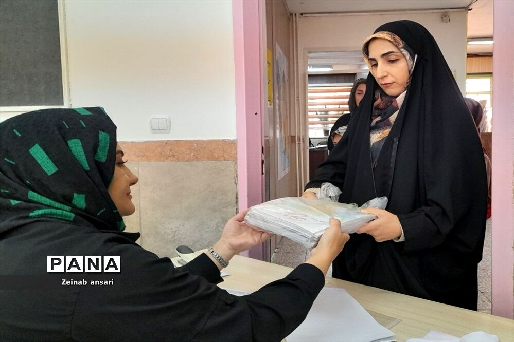 توزیع کتاب در دبستان حاجیه نوری ملارد