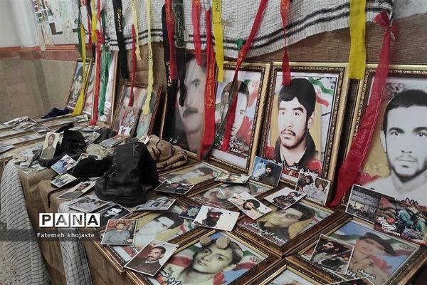 برگزاری نمایشگاه هفته دفاع مقدس در دبیرستان عرفان