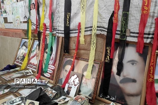 برگزاری نمایشگاه هفته دفاع مقدس در دبیرستان عرفان