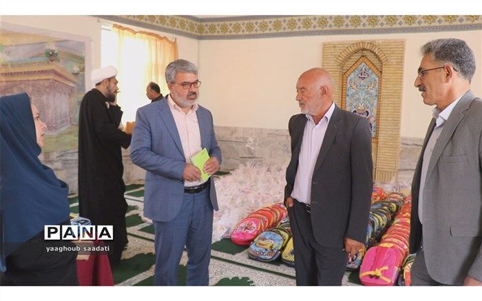 اهدای هزار و ۵۵۰ بسته لوازم کمک آموزشی به دانش‌آموزان کم برخوردار فیروزه