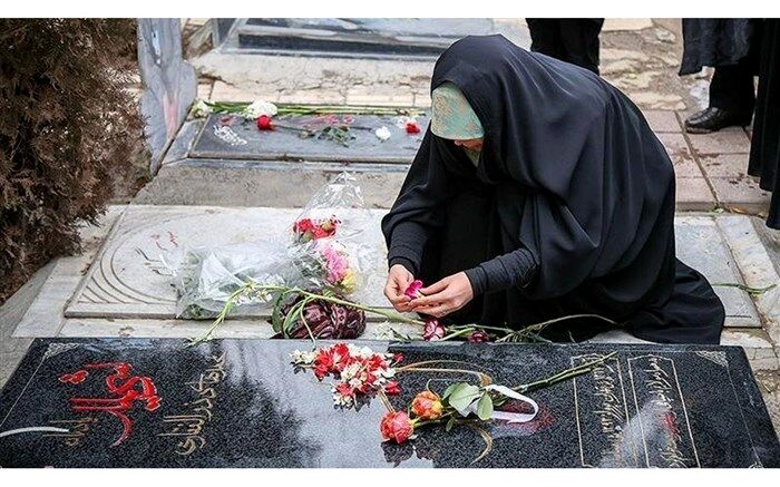 گلزار شهدای گمنام نیشابور همزمان باهفته دفاع مقدس عطر افشانی و غبار روبی شد