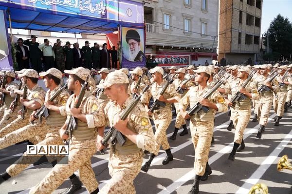 رژه نیروهلی مسلح در آغاز هفته دفاع مقدس خرم‌آباد