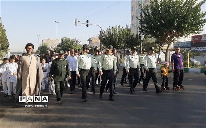 برگزاری پیاده‌روی خانوادگی به مناسبت هفته دفاع‌مقدس در شهرستان قرچک/فیلم