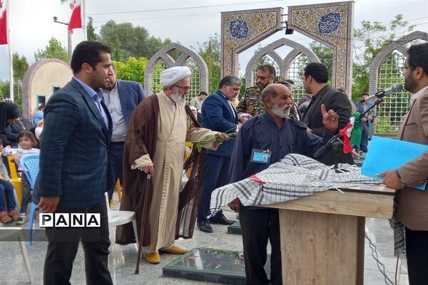 عطر افشانی مزار شهدا در شهرستان قائمشهر