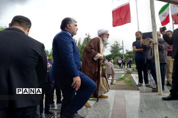 عطر افشانی مزار شهدا در شهرستان قائمشهر