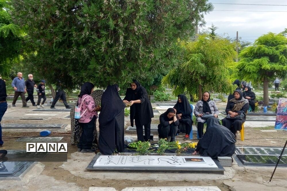 عطر افشانی مزار شهدا در شهرستان قائمشهر