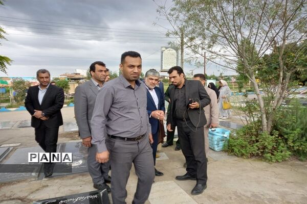 عطر افشانی مزار شهدا در شهرستان قائمشهر