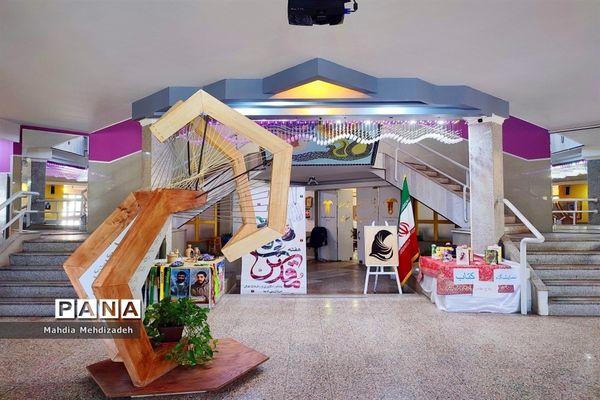 بسته‌بندی کتب درسی دانش‌آموزان در دبیرستان آرمینه مصلی نژاد