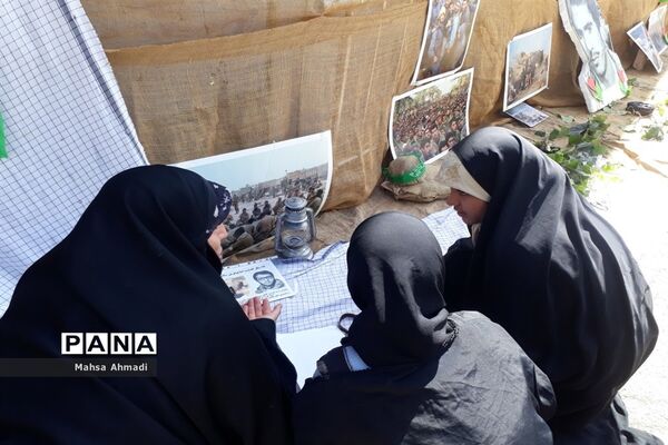 نمایشگاه هفته دفاع‌مقدس در مصلی شهرستان رباط‌کریم