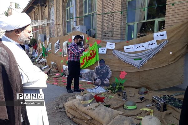 نمایشگاه هفته دفاع‌مقدس در مصلی شهرستان رباط‌کریم