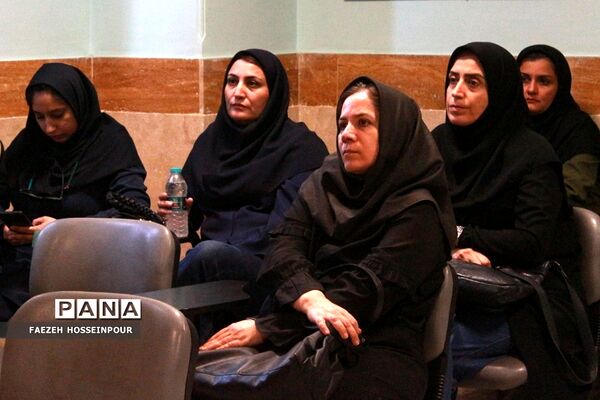 کلاس ریاضی و فیزیک در نشست تخصصی همراهان فصل صعود بهارستان‌2