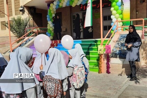 نواختن زنگ جشن شکوفه‌ها در دبستان کودک مسلمان و داورزنی شهرستان‌قرچک