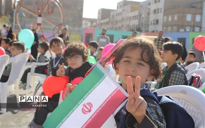 نوآموزان ناحیه یک بهارستانی ورود خود را به مدرسه جشن گرفتند
