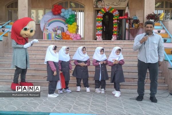 جشن شکوفه‌‌ها در دبستان آیت‌الله خامنه‌ای اسلامشهر