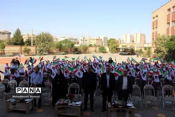 جشن شکوفه‌‌ها در دبستان آیت‌الله خامنه‌ای اسلامشهر