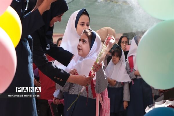 نواختن زنگ شکوفه‌ها در مدارس شهرستان آباده