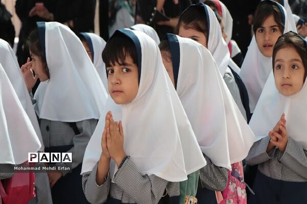 نواختن زنگ شکوفه‌ها در مدارس شهرستان آباده