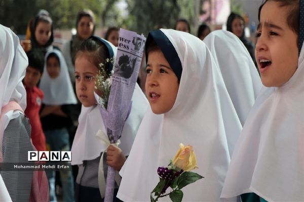 نواختن زنگ شکوفه‌ها در مدارس شهرستان آباده